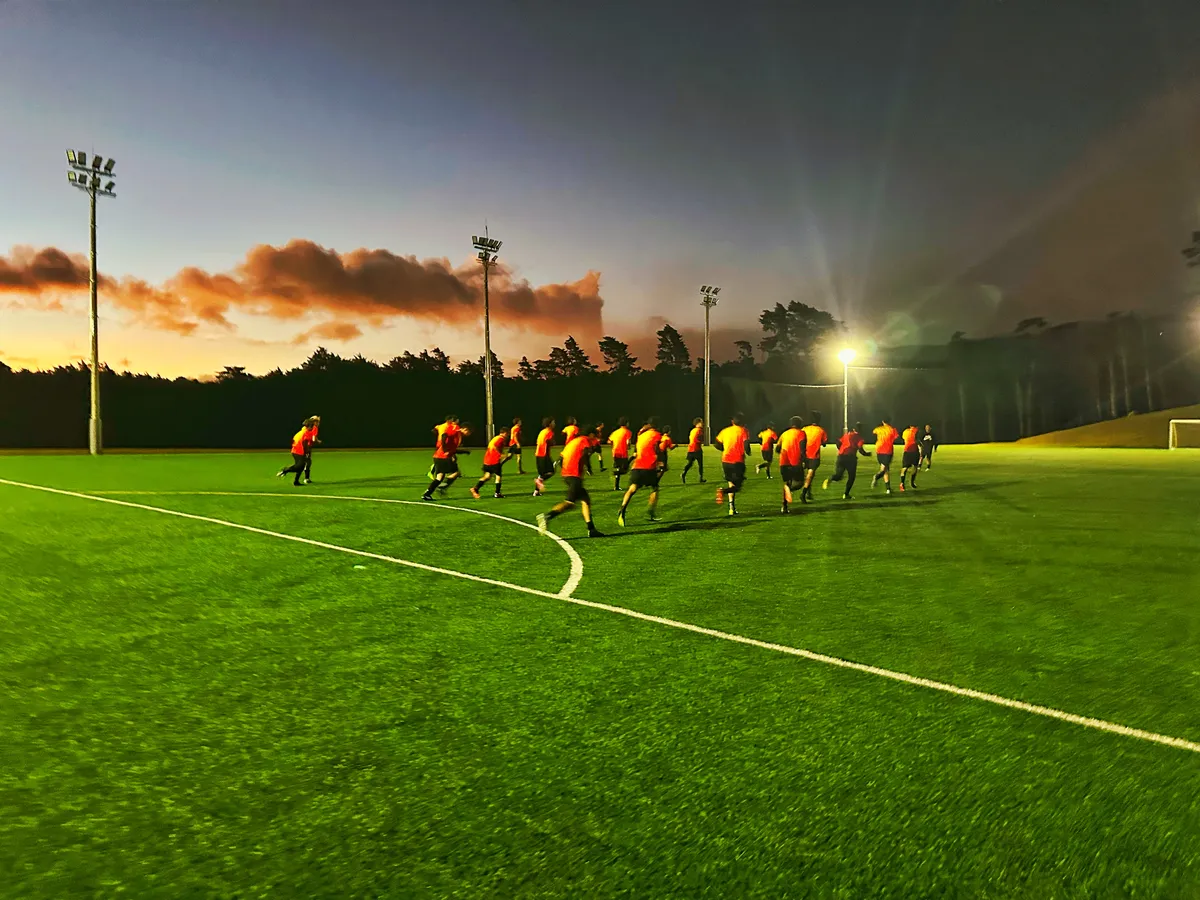 MS ProFútbol — entrenamiento al atardecer en la sede